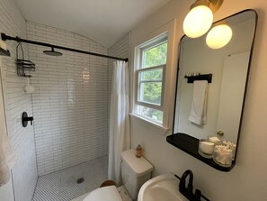 Haartrockner, Handtücher, Toilettenpapier