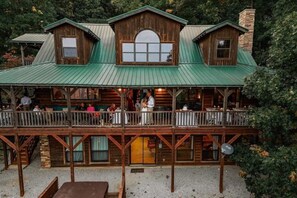 Outdoor dining - Gaston’s View! #Changeyourview (Jasper)