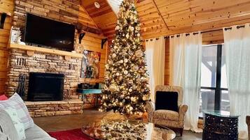 TV connectée, cheminée, baby-foot, chaßne hi-fi