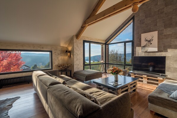 Smart-TV, Videospiele, DVD-Player, Tischfußball