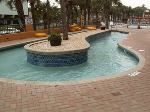 Innendørsbasseng og et oppvarmet basseng