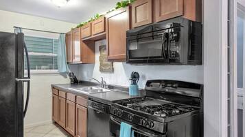 Kjøleskap, mikrobølgeovn, ovn og kokeplater