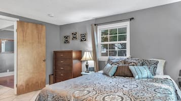 3 habitaciones, escritorio, tabla de planchar con plancha y wifi
