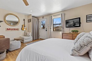1 bedroom, iron/ironing board, free WiFi, bed sheets - The Music Studio, Historic FLG, Sleeps 3, Private & A/C!
(Flagstaff)