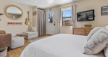 The Music Studio, Historic FLG, Sleeps 3, Private & A/C!
