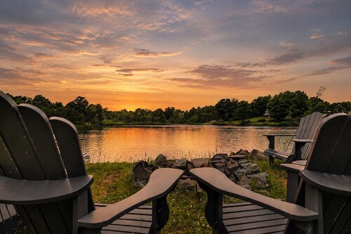 Lakefront Sunsets. Private Beach. Kayak, Fire Pit, Fish. near Camelback/Kalahari