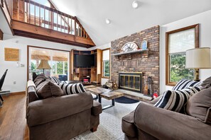 Smart TV, fireplace, video library - Lakefront Sunsets. Private Beach. Kayak, Fire Pit, Fish. near Camelback/Kalahari (Long Pond)