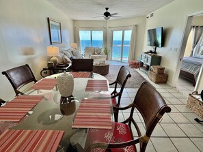 Dining - 𝔾𝕦𝕝𝕗𝔽𝕣𝕠𝕟𝕥 Emerald Isle- "My Blue Heaven" 5-Star Reviews /Walk to All (Pensacola Beach)