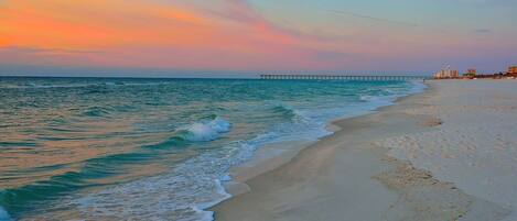 在海滩、沙滩毛巾