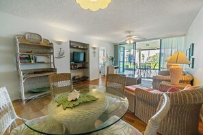 Smart TV, DVD player, books, stereo - Unit127 is Ground level with 2 bedrm 2 baths. Amazing sunsets! (Kailua-Kona)