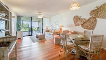 Smart-TV, DVD-spiller, bøker og stereoanlegg