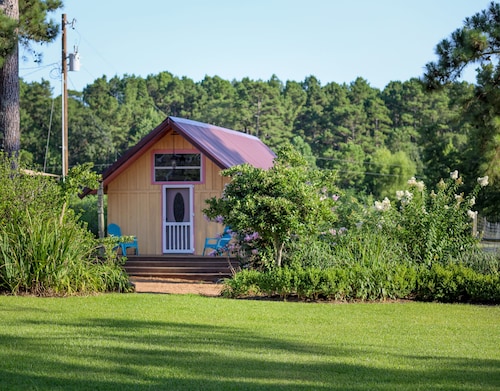 LOVE SHACK! NEW HOT TUB, SOAKER TUB, KING BED, PINE TREES, EAST TEXAS STAY