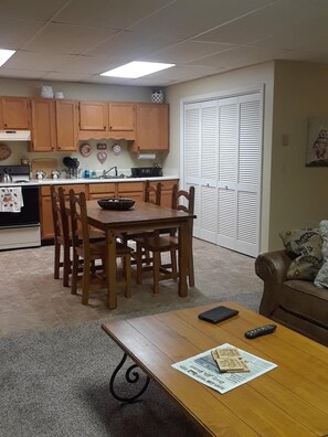 Interior - Stay w/confidence-Hot Tub 5 people-Fast WiFi-5 Star-longer stays welcome-Private (Waynesville)