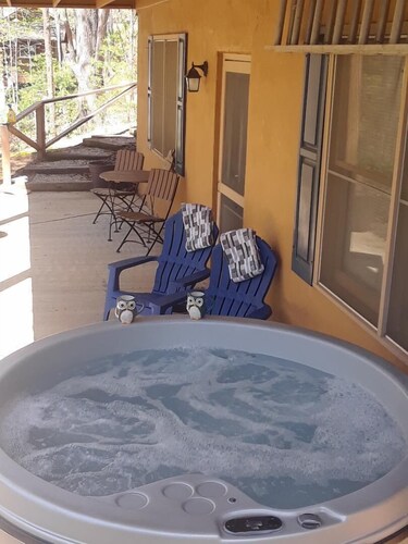 Stay w/confidence-Hot Tub 5 people-Fast WiFi-5 Star-longer stays welcome-Private