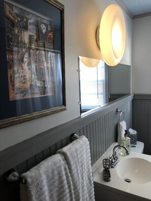 Combined shower/bathtub, hair dryer, towels, soap