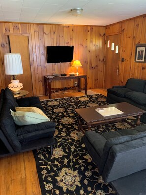 Fernseher, Tischtennisplatte