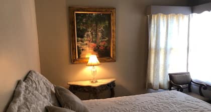 Well appointed 3bdhome in dwtnColumbus,Monthly+ 1/12 blocks to restaurants,shops