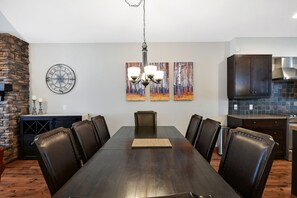 Dining - AMAZING Ski in Ski Out with  Private Hot Tub - 2 Primary suites (Big White)