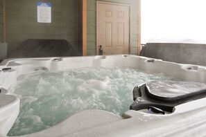 Indoor spa tub - AMAZING Ski in Ski Out with  Private Hot Tub - 2 Primary suites (Big White)