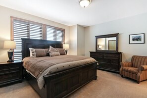 4 bedrooms, iron/ironing board, free WiFi, bed sheets - AMAZING Ski in Ski Out with  Private Hot Tub - 2 Primary suites (Big White)