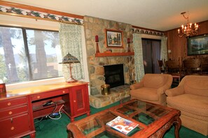 Televisión y chimenea