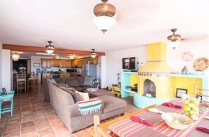 Fernseher, Kamin, DVD-Player, Bücher