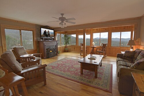 A Clean Comfortable - Secluded w/Mtn VIEWS! 3 Kings! Game-Hot tub-Firepit-Fenced