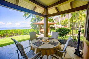 Outdoor dining - Rare Beauty and Luxury at Kealakekua Bay (Captain Cook)