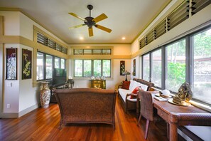 Smart-TV, DVD-spiller, stereoanlegg og kontorer