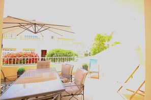 Outdoor dining - magnificent resort villa near the beaches (Albufeira)