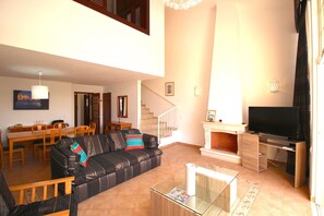 TV, fireplace - magnificent resort villa near the beaches (Albufeira)