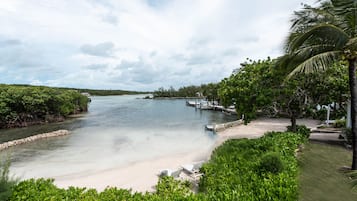 Plage, chaises longues, serviettes de plage