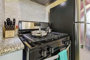 Frigorifero, microonde, forno, piano cottura