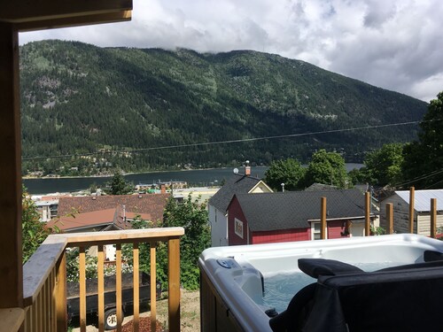 Nelson Lake & Mountain View with Hot Tub