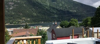 Nelson Lake & Mountain View with Hot Tub