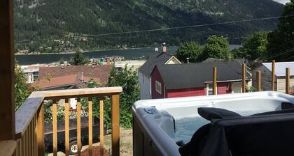 Nelson Lake & Mountain View with Hot Tub
