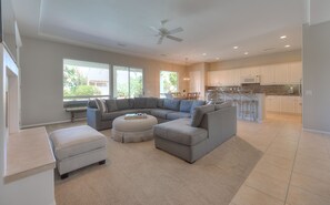 Een smart-tv en een open haard