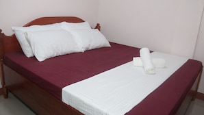 Deluxe King Junior w/ Shared Bathroom | In-room safe, blackout drapes, rollaway beds (surcharge) - Palawan Island Inn (Coron)