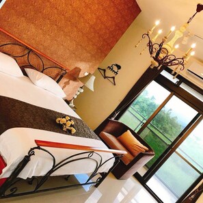 Double Room (302) | Premium bedding, down comforters, memory foam beds, minibar - Hu Moon Lake (Shoufeng)
