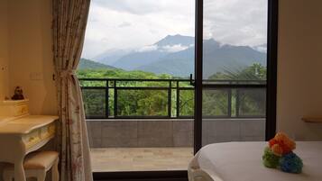 高級寝具、羽毛の掛け布団、低反発ベッド、ミニバー