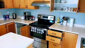 Comfort Townhome, 3 Bedrooms | Shared kitchen facilities | Fridge, microwave, coffee/tea maker