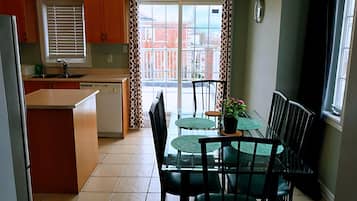 Comfort Townhome, 3 Bedrooms | Shared kitchen | Fridge, microwave, coffee/tea maker