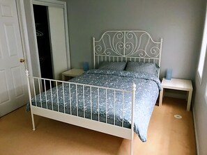 3 habitaciones, escritorio y ropa de cama 