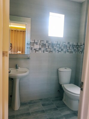 高級雙人或雙床房 | 浴室 | 淋浴設備、免費盥洗用品、拖鞋、毛巾