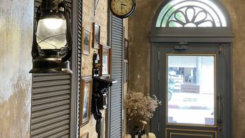 Experience a nostalgic ambiance in this classic space with a wall-mounted clock, vintage telephone, and traditional lantern.