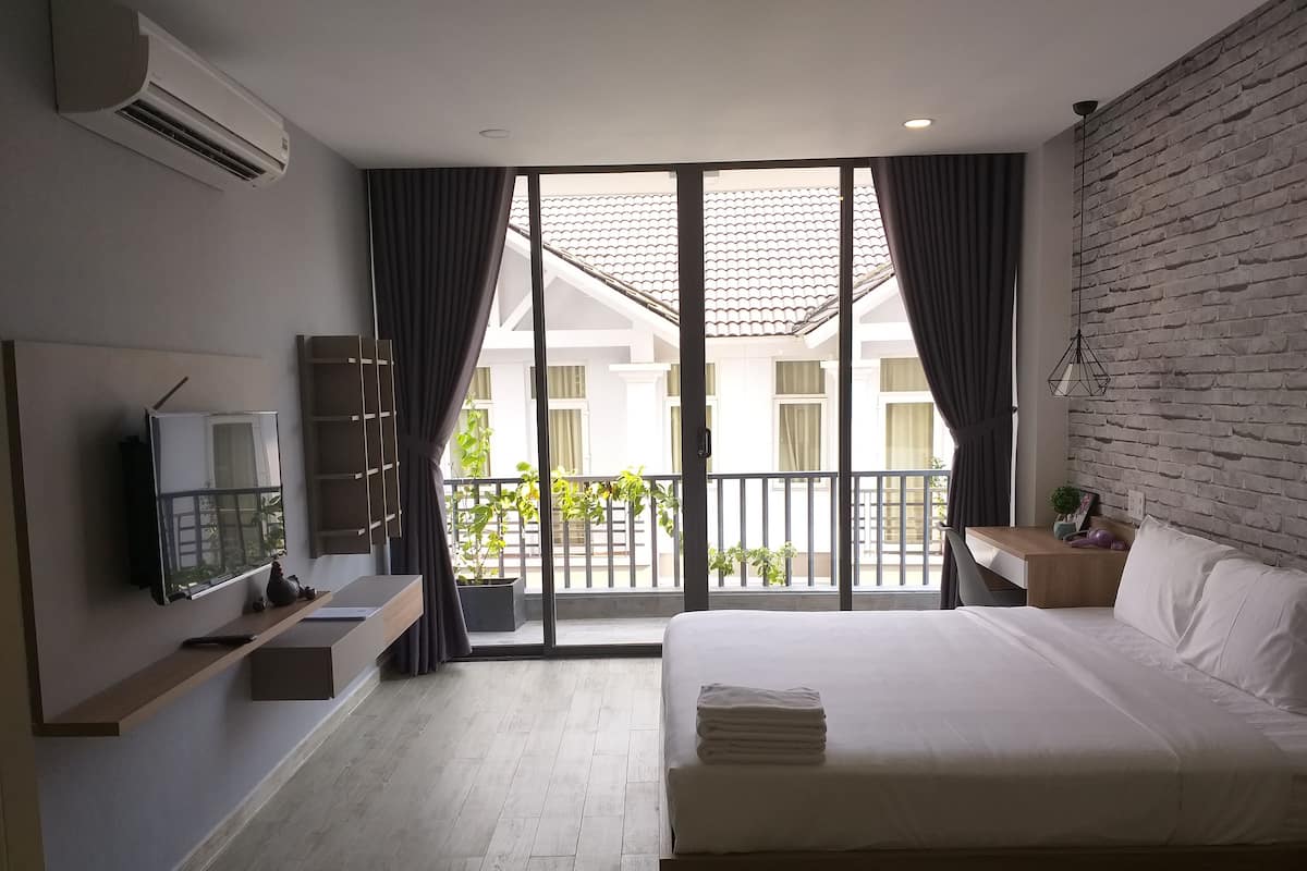 Minimalist Studio - Sapa 202 | Bàn, khu vực làm việc phù hợp cho laptop, màn/rèm cản sáng