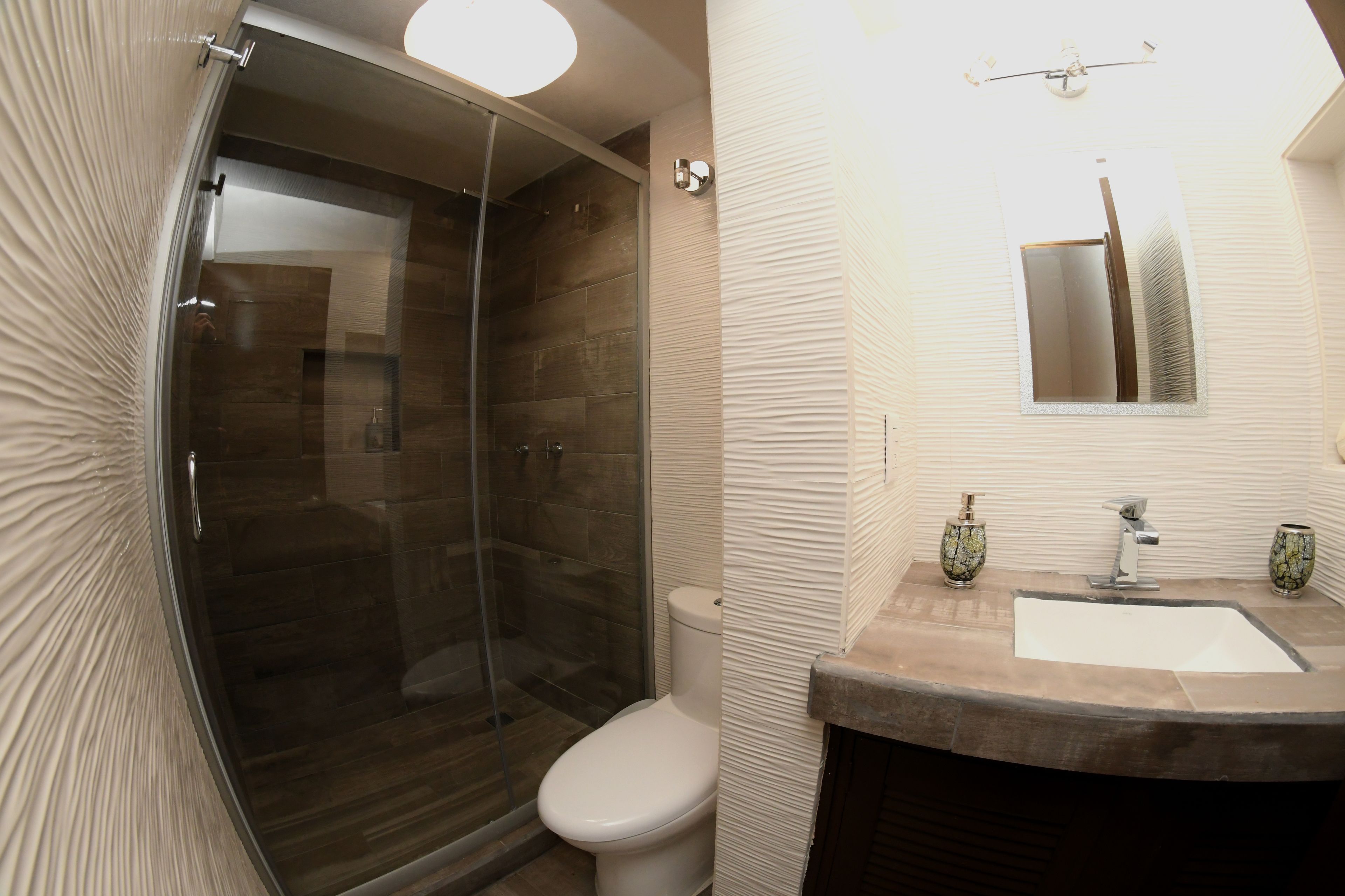 Chambre Design, 1 chambre, salle de bains commune, vue montagne | Salle de bain | Articles de toilette gratuits, serviettes fournies