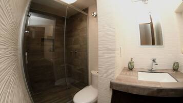 Chambre Design, 1 chambre, salle de bains commune, vue montagne | Salle de bain | Articles de toilette gratuits, serviettes fournies