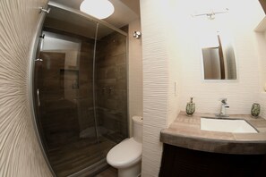 Quarto design, 1 quarto, banheiro compartilhado, vista para a montanha | Banheiro | Produtos de toalete grátis, toalhas de banho