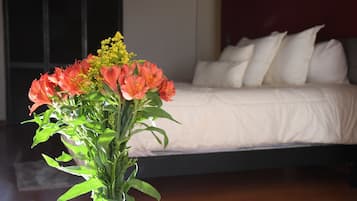 Design Suite, 1 King Bed, Non Smoking | In-room safe, iron/ironing board, free WiFi, bed sheets